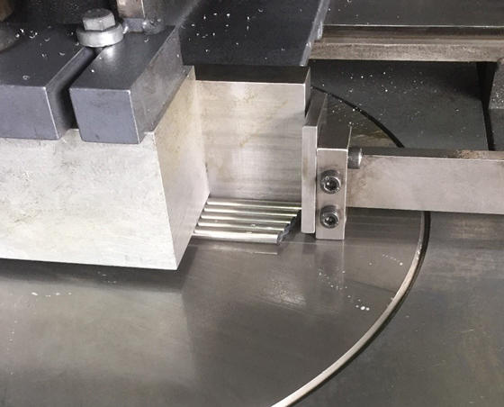 100-スチール丸棒（ミガキ）９φ　の両端角度切り（菱形）