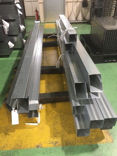 223-メッキパイプの切断と穴あけ