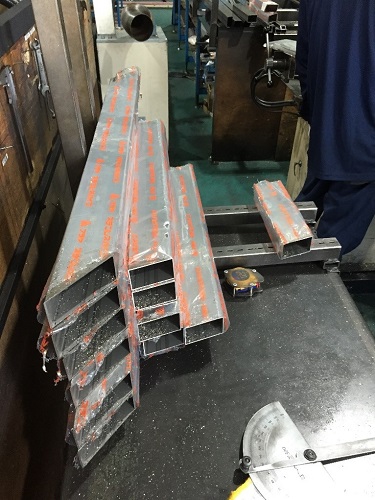 235-ステンレス角パイプ角度切